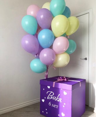 Фіолетова коробка з написом та кульками макарун 336 фото